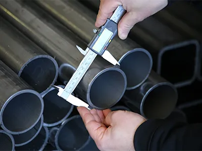 Mesure du diamètre d'un tube métallique rond à l'aide d'un micromètre